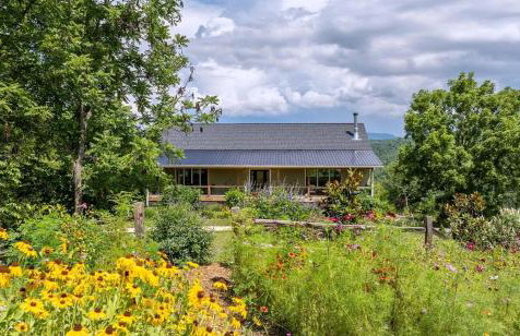 Spacious 5-Bedroom Mountain Farmhouse, Long-Range Views, 20 Minutes to Asheville - Foto 1