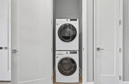 Skyline VIEWS, 5 mins to Downtown, Free Parking - Photo 8