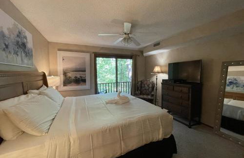 Forest view, log-sided two bedroom, two bath condo on Lake Ouachita, condo - Foto 10
