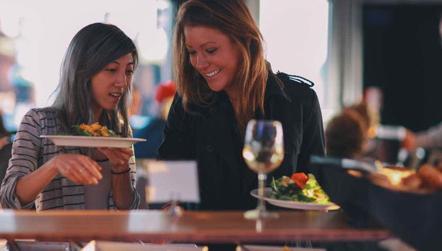 Desfrutando do cruzeiro com jantar