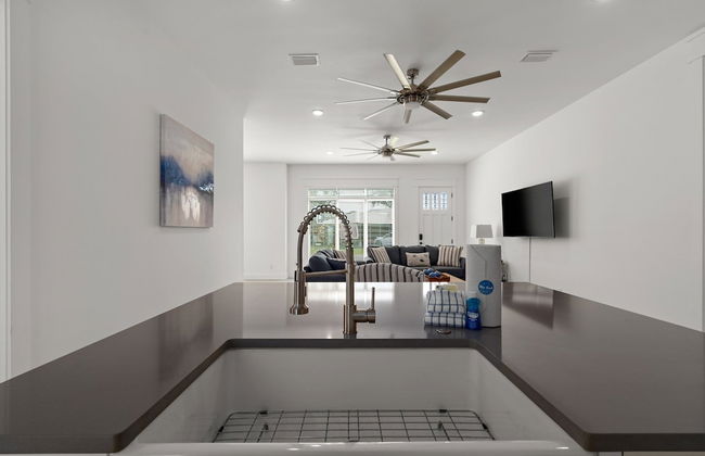 Brand NEW Expansive Coastal Home w/ Custom Furnishings Sleeps 15 - Foto 40