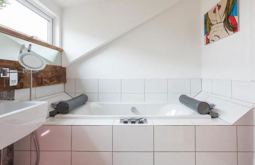 The Penthouse, Opposite Sale Metrolink, Includes Free Parking - Photo 15