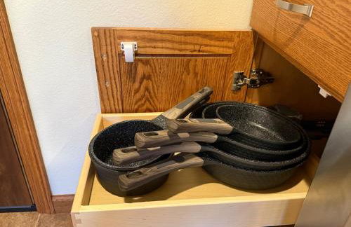 Pet Friendly Fully Furnished 1-Bedroom Oasis - Foto 21