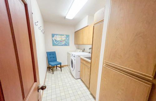 Hot Tub & Game Room in Large Ocean Front Home! Second Story - Foto 20