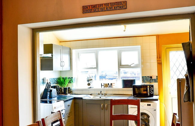 Captivating 3-bed House in Swansea Town Center - Photo 14