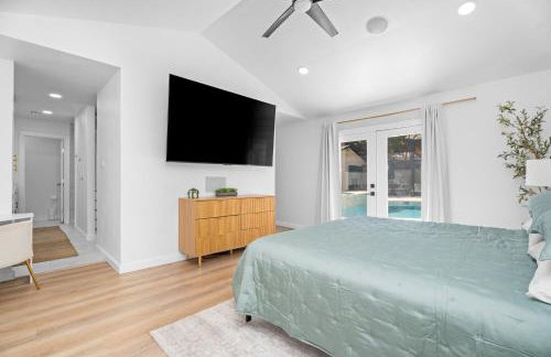 Relaxed Luxury Pet Friendly Home with Pool and Backyard Lounge in San Antonio, TX - Foto 19