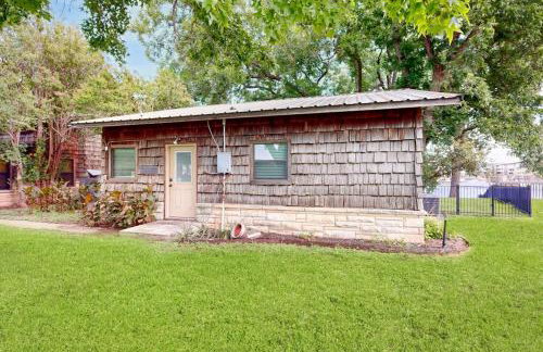 Classic Lakefront Cottage with Private Dock, Lovely Lake View, Backyard & WiFi - Foto 16