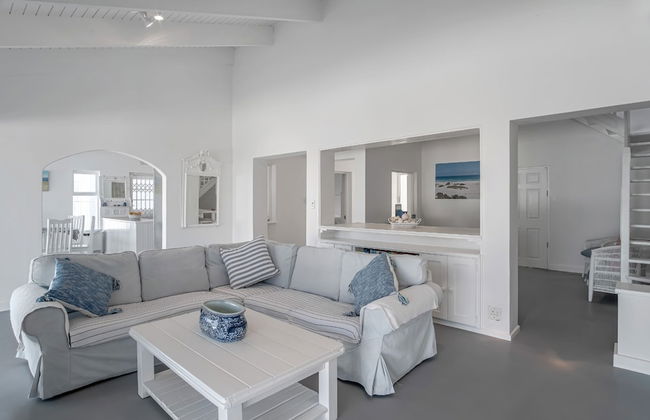 Unwind in Coastal Charm at Villa Santorini - Photo 3