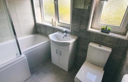 Free Parking, Ideal for long term contractor, etc stays, Fast WIFI, 3 miles 7 mins drive to Nissan, 15 mins to Sunderland Newcastle, Regular Housekeeping Options - Dwellcome Home Ltd 3 DOUBLE Bedroom House Boldon - see our site for assurance - Foto 16