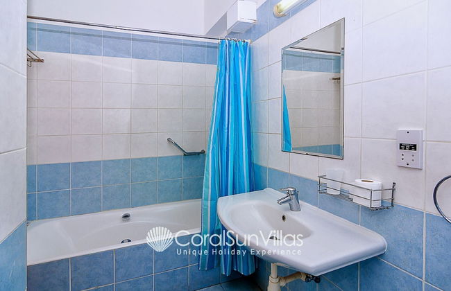 Wonderful Quiet Area, Completely Privacy, Large Private Pool, Colourful Garden - Foto 20