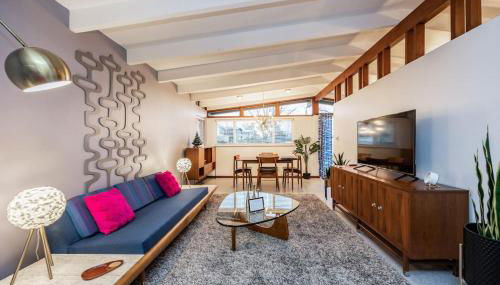 Mid-Century Style And Class In Quiet NE Location - Foto 2