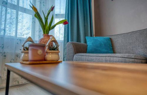 Solihull 2-Bed Flat with Parking-Ideal for Contractors, Business, Long Stays - Photo 6