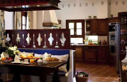 Paradisiacal Villa in Benahavís with Jacuzzi and Private Pool - Photo 11