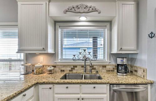 Group Getaway with Deck, Steps to Crystal Beach! - Foto 13