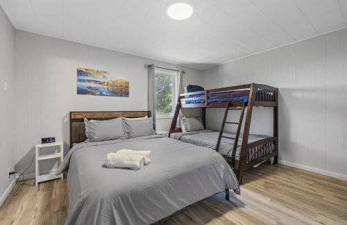 Beautiful Torch Lake House with Beach Access home - Foto 11