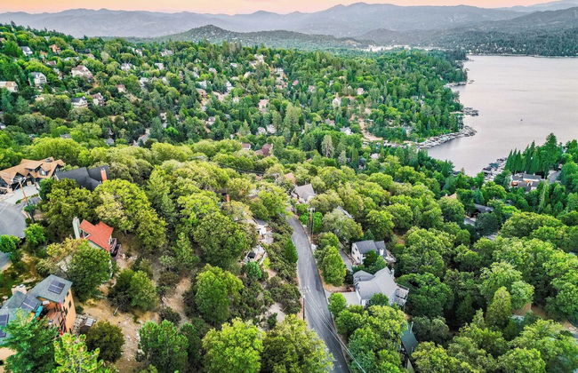 Mins to the Lake, Arcade/playroom, Panoramic Deck Views Nadelhorn by Avantstay - Foto 7