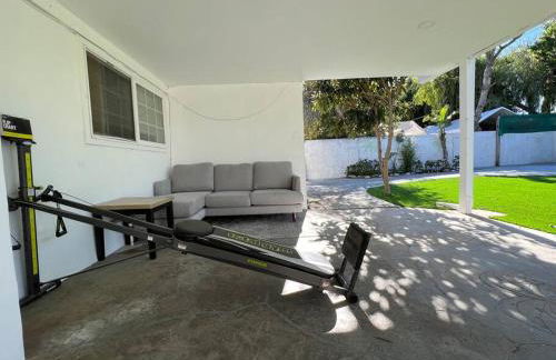 Modern 4 King Beds, Beautiful Large Backyard, Golf, WFH, Long Stays, WI-FI, FWY, 25 mins to Beach - Photo 34