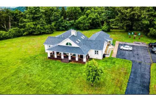 Sprawling 9 BR Mountaintop Oasis with BlueRidge Views - Foto 4