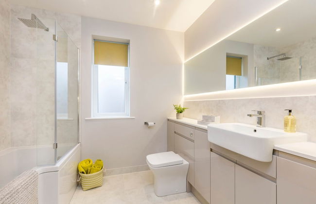 Stylish new Home With Parking - King Beds Garden - Foto 72