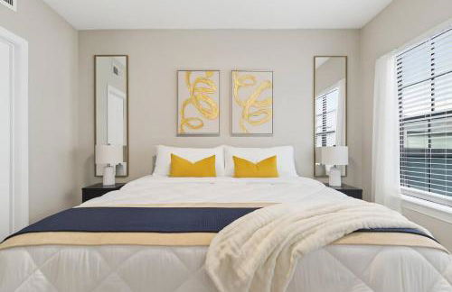 Chic 2BR Boho-Chic Retreat Garage, Pool, Gym - Photo 13