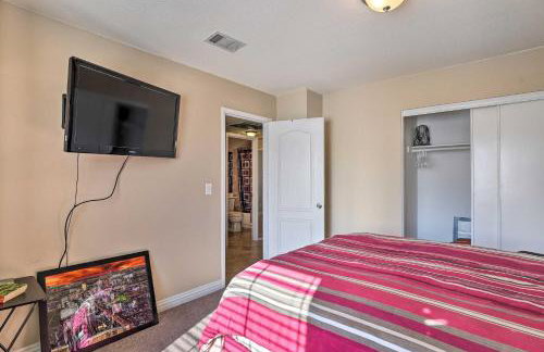 Sleek Vegas Home with Private Pool, Game Room! - Foto 16