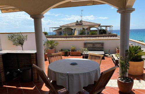 Cal SalMaré seafront apartment with rooftop terrace and pool - Photo 2