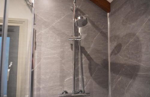 The Dragonfly - Luxury Lakeside Shepherds Hut - Foto 6