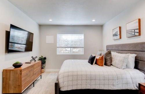 Midway to Heaven! BRAND NEW 5 bed 4.5 bath, HOTTUB - Photo 47