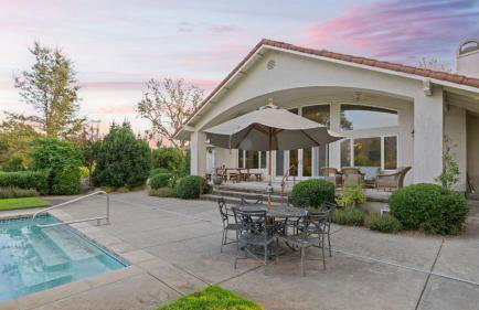 Vineyard Estate w Pool Spa Bocce Ball Mins to Wineries Park Lawndale Manor by AvantStay - Foto 4