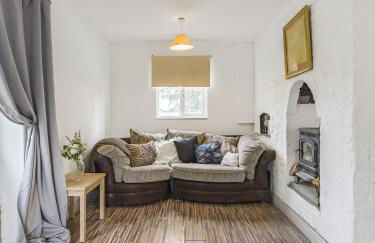 6 Bedroom Country Cottage with Hot Tub - Photo 12