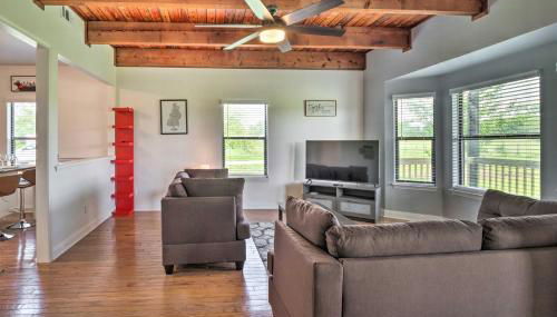 Gingerland Ranch in Del Valle Game Room and Porch - Foto 4