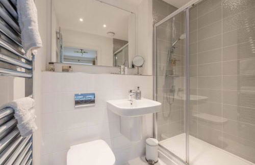 STYLISH HOME - VIRGINIA WATER LAKE & FREE PARKING - By Tempstay - Foto 12