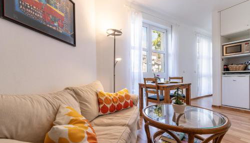 Privates Apartment mit Bad, Küche, Sofa & Balkon - Foto 2