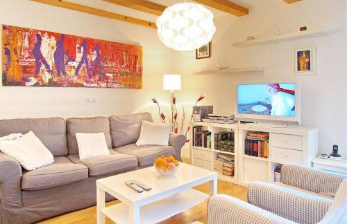 Waterfront stone house in city center - Photo 5