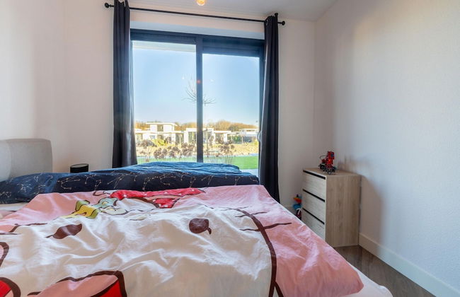 Cozy Villa With Lakeside Views - Photo 2