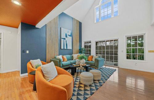 Newly Renovated Luxe Home near Asheville | Pool, Hot Tub, Theater & Games! - Foto 10