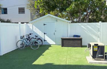 Cheerful 7 Bdrm Home with Private Pool One Block from Beach - Foto 5