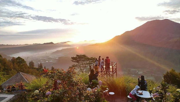Pinggan Viewpoint + Batur Thermal Pools Tour - Photo 4, The sun rising over the mountains