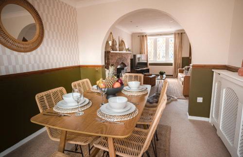 Sleeps 8-10 Cotswold Home with Hot Tub & Parking - Foto 12