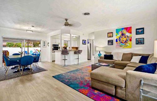 Villa Oasis 3 Miles to Hard Rock Stadium & Casino, Guitar Hotel Nearby, Pool, Game Room, Sleeps 12, 15 Min to Beach - Foto 2