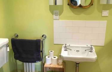 Windsor/Legoland/Ascot charming 3BR home in centre - Photo 6