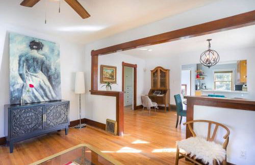 Charming 1920s Retreat Modern Kitchen 5 minutes to Dining and Med District - Foto 1