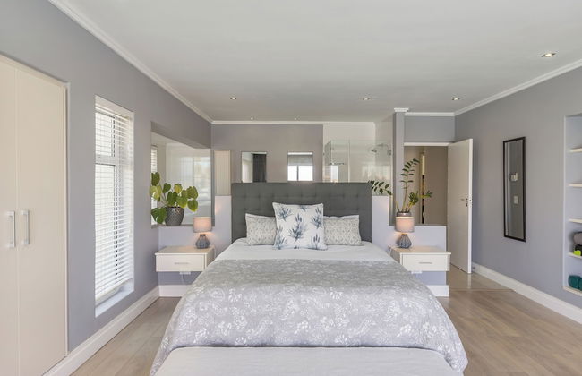 Beachfront, Private Pool, Pizza Oven, Pool Table, Fast Internet, Family Friendly - Photo 3