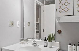 Famous MUSIC ROW 1 Bedroom Condo with FREE Parking and Pool - Foto 33