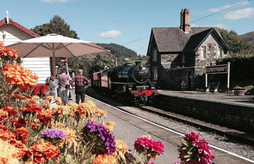 Station House - Hw7742 - Photo 1