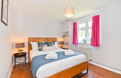 Adgestone Villa - A Luxurious Countryside Escape with Heated Pool, Near Sandown Beach, Dog Friendly in Rural Sandown - Perfect Getaway for Family & Friends - Photo 42