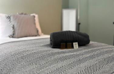 Cozy 2-Bed Home near Barnwell Country Park - Free Parking - Photo 6