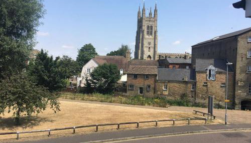 River House 2BR 1 Bathroom & Downstairs Toilet Parking St Neots Town Centre - Photo 3