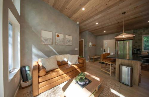 Cozy Luxury Cabin w Hot Tub, Fire Pit, King Bed - Foto 26