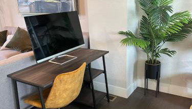 Stylish & Spacious Centrally-Located Home w/Garage - Foto 2